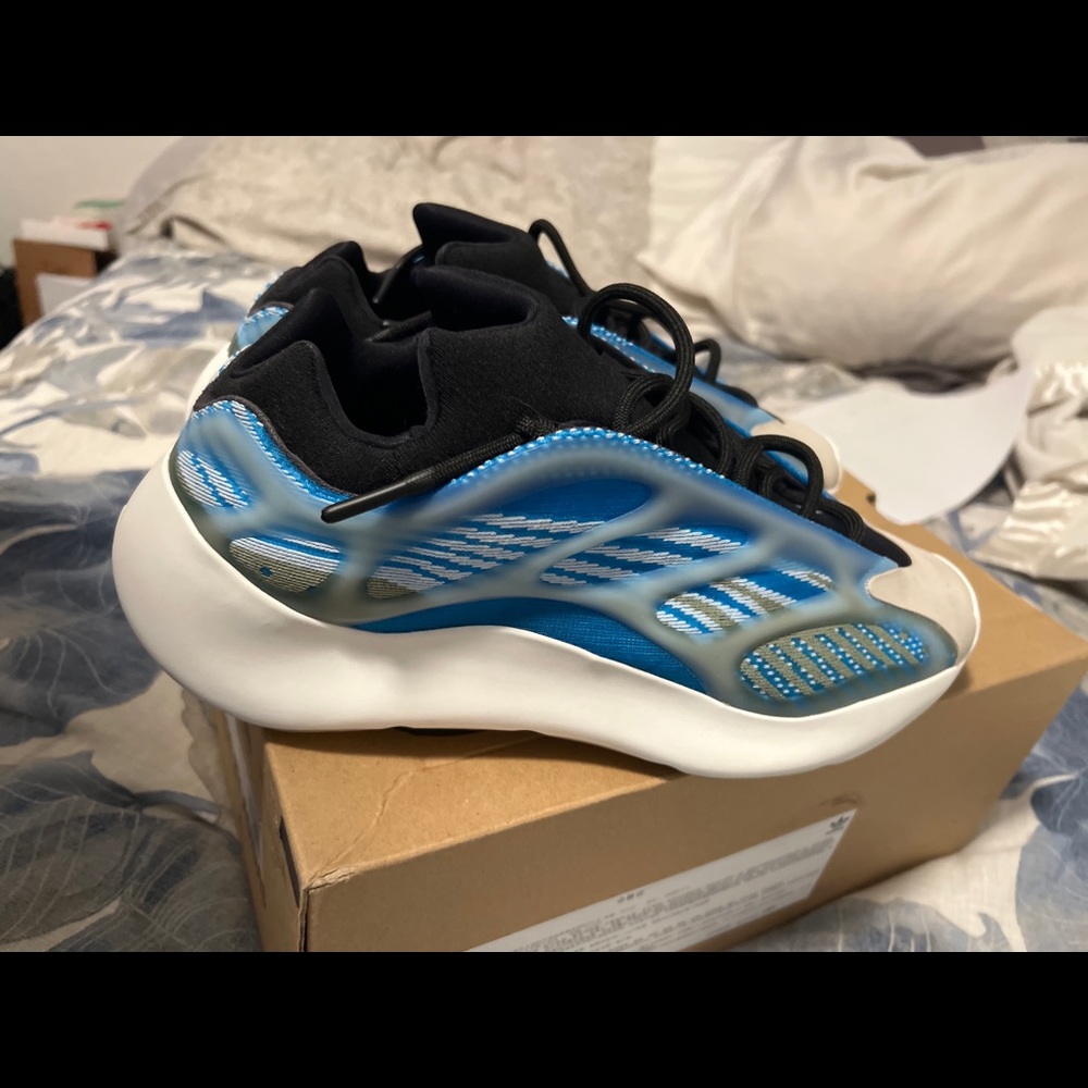 Arzareth yeezy 700 v3